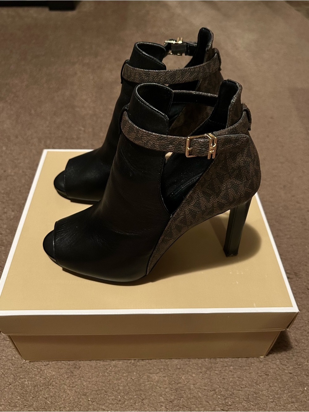 Michael Kors Lawson Open Toe Black Leather Brown Signature Logo